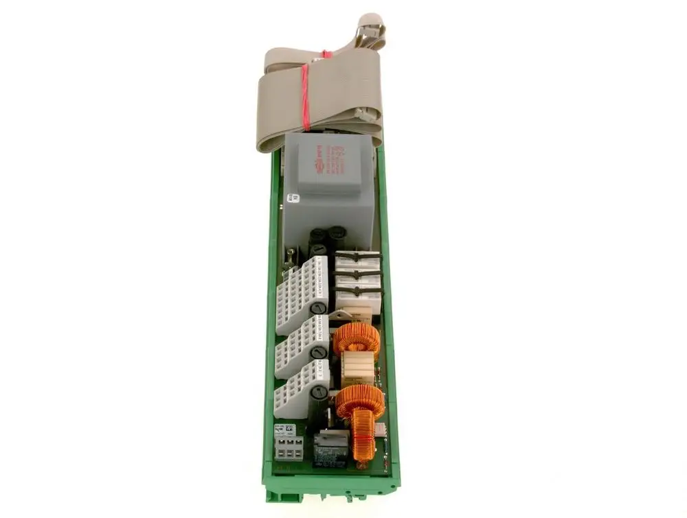 Leiterplatte mit mehreren elektrischen Komponenten, darunter Spulen und ein Relais, in einer grünen Platine. Sichtbare Anschlussleisten und ein Flachbandkabel. Bosch-Produkt.